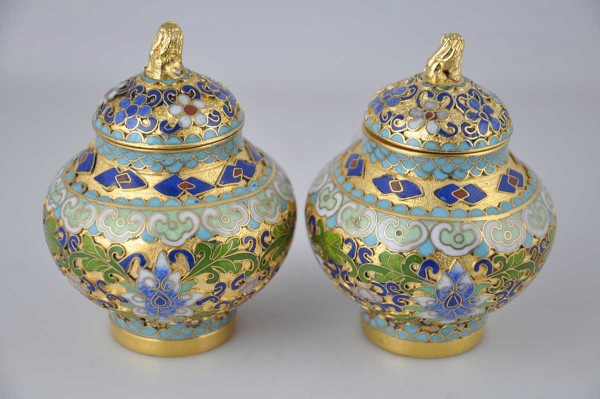 Coppia di piccole potiché cloisonné di prima metà ‘900 - immagine 2