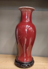 Vaso in porcellana "Sangue di Bue" con la base in legno