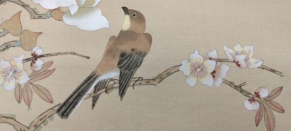 Bellissimo dipinto a mano su seta Cina raffigurante un uccello tra vegetazione e fiori, epoca metà '900 - immagine 4