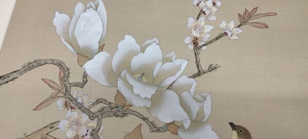 Bellissimo dipinto a mano su seta Cina raffigurante un uccello tra vegetazione e fiori, epoca metà '900 - immagine 3