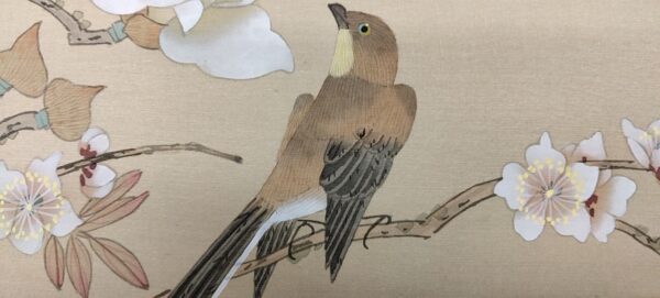 Bellissimo dipinto a mano su seta Cina raffigurante un uccello tra vegetazione e fiori, epoca metà '900 - immagine 2