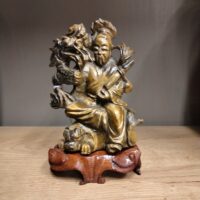 Scultura in occhio di tigre raffigurante saggio, drago e cane di fò