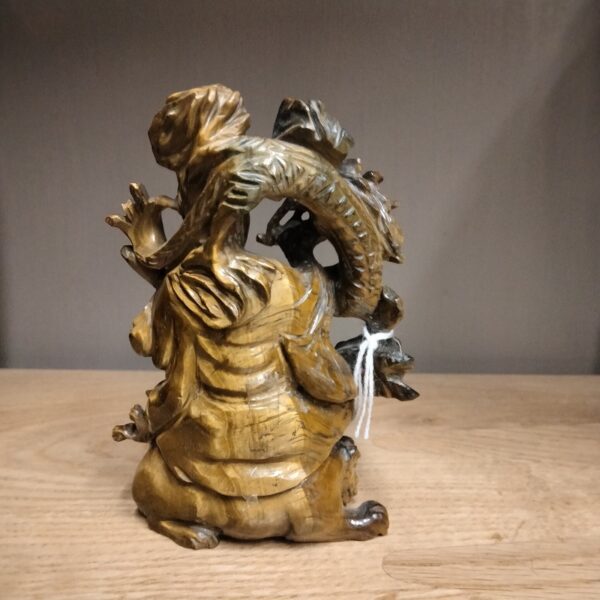 Scultura in occhio di tigre raffigurante saggio, drago e cane di fò - immagine 2
