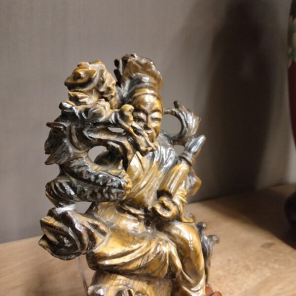 Scultura in occhio di tigre raffigurante saggio, drago e cane di fò - immagine 3