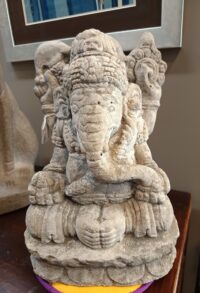 Raffinata scultura in pietra lavica raffigurante Ganesh
