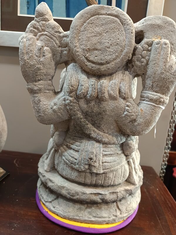 Raffinata scultura in pietra lavica raffigurante Ganesh - immagine 2