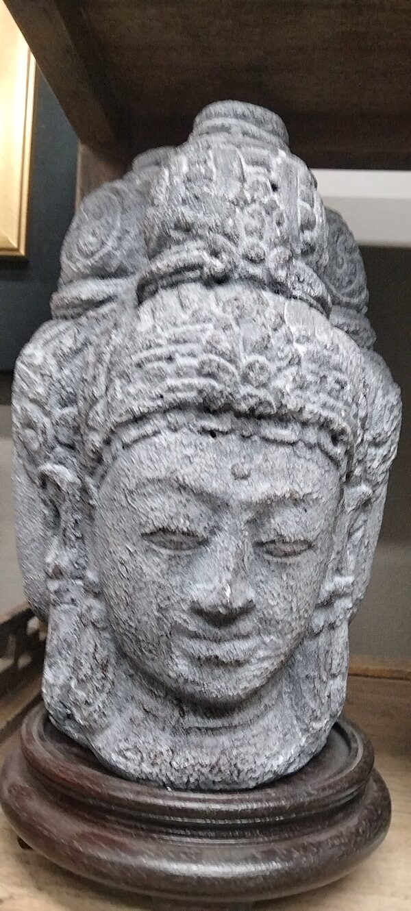 Raffinata scultura raffigurante Trimurti Brahma in pietra - immagine 3