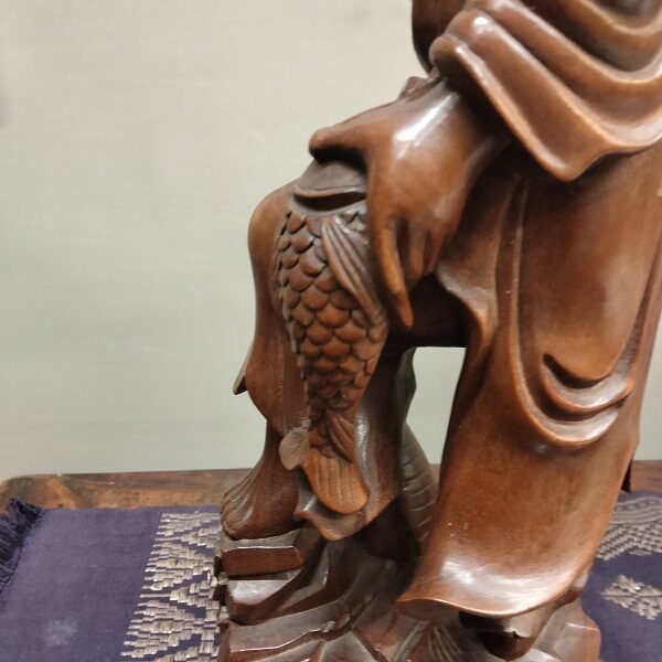 Scultura rafigurante il pescatore con la carpa, in legno di rosa, fine'800 - immagine 6
