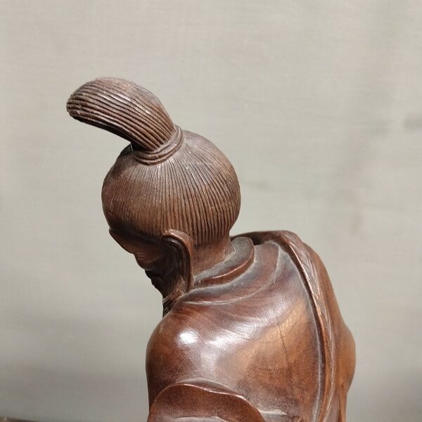 Scultura rafigurante il pescatore con la carpa, in legno di rosa, fine'800 - immagine 5
