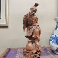 Scultura rafigurante il pescatore con la carpa, in legno di rosa, fine'800