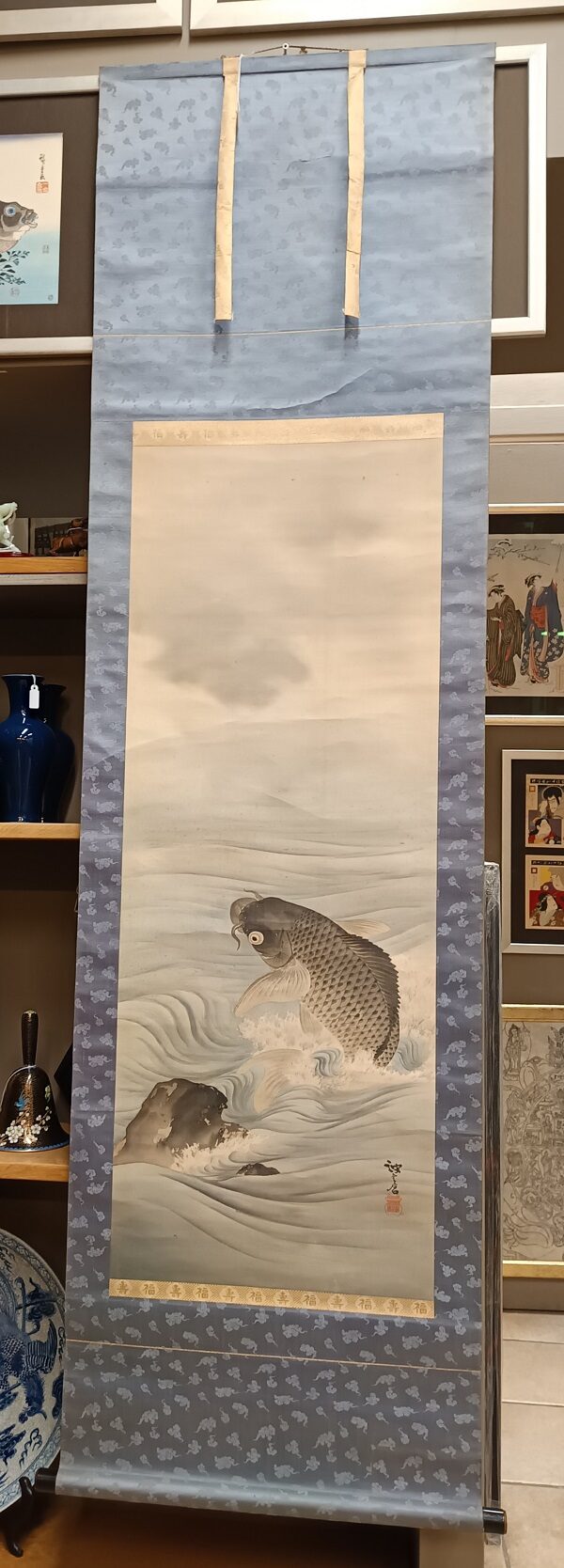 Carpa koi fra le onde spumeggianti, kakejiku del tardi periodo Meiji, - immagine 2