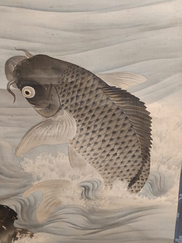 Carpa koi fra le onde spumeggianti, kakejiku del tardi periodo Meiji, - immagine 3