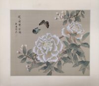Bellissimo dipinto a mano su seta Cina, con farfalle tra vegetazione e fiori, epoca metà '900