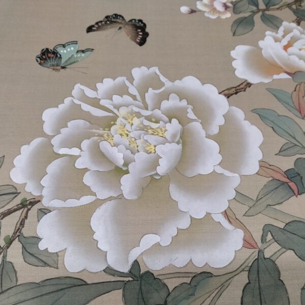 Bellissimo dipinto a mano su seta Cina, con farfalle tra vegetazione e fiori, epoca metà '900 - immagine 2