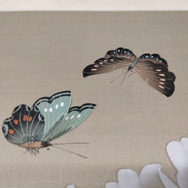 Bellissimo dipinto a mano su seta Cina, con farfalle tra vegetazione e fiori, epoca metà '900 - immagine 3