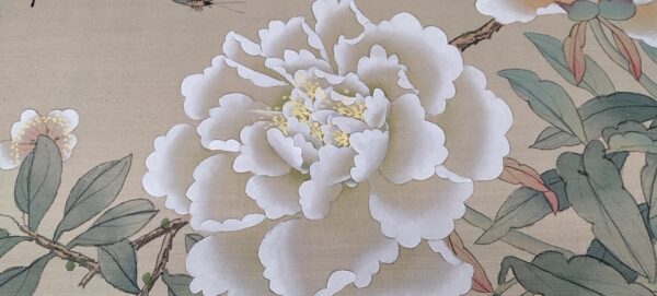 Bellissimo dipinto a mano su seta Cina, con farfalle tra vegetazione e fiori, epoca metà '900 - immagine 6