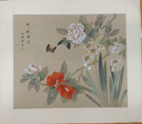 Bellissimo dipinto a mano su seta Cina, con farfalle tra vegetazione e fiori, epoca metà '900
