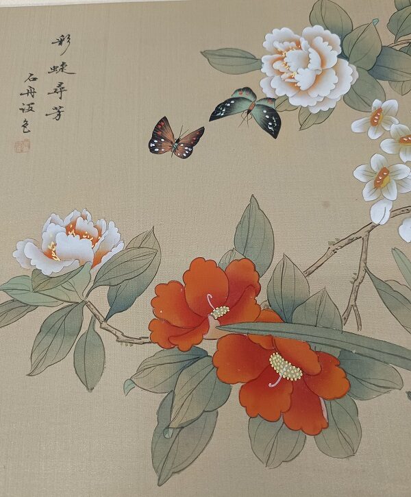 Bellissimo dipinto a mano su seta Cina, con farfalle tra vegetazione e fiori, epoca metà '900 - immagine 3