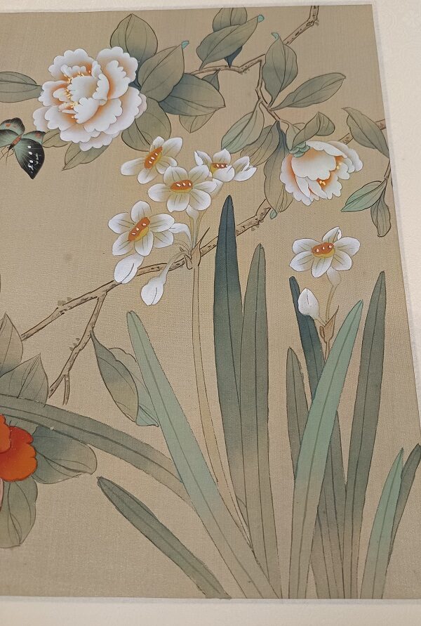 Bellissimo dipinto a mano su seta Cina, con farfalle tra vegetazione e fiori, epoca metà '900 - immagine 2