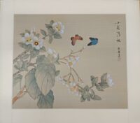 Bellissimo dipinto a mano su seta Cina, con farfalle tra vegetazione e fiori, epoca metà '900