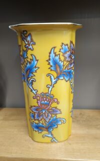 Vaso in porcellana giallo imperiale con decori raffiguranti " fiori di cardo"
