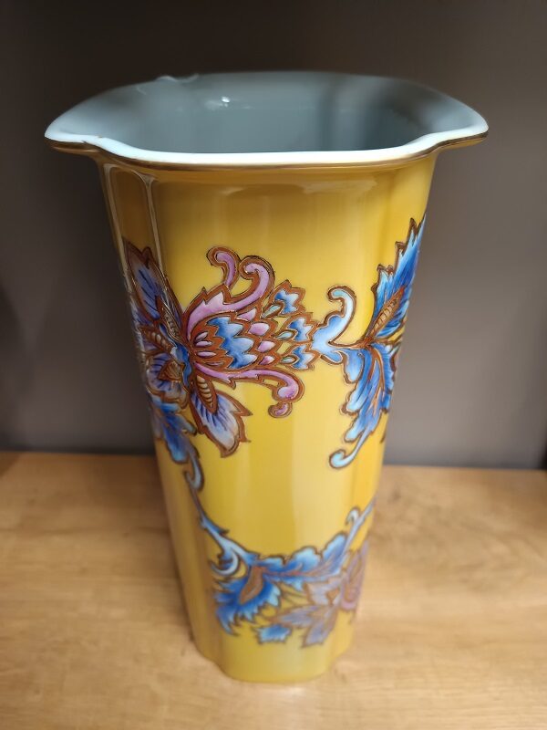 Vaso in porcellana giallo imperiale con decori raffiguranti " fiori di cardo" - immagine 2