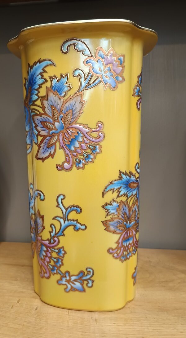 Vaso in porcellana giallo imperiale con decori raffiguranti " fiori di cardo" - immagine 3