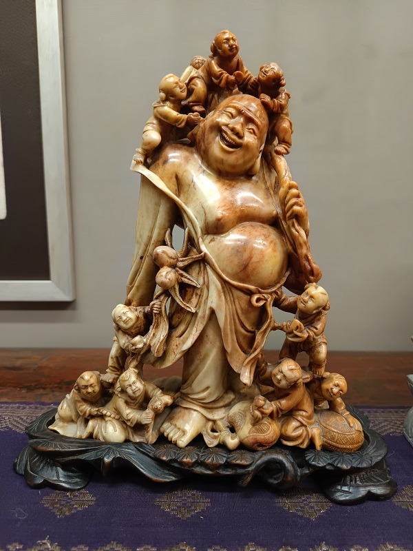 PI-03 Scultura in pietra saponaria Buddha Budai con bambini, primi'900 - immagine 1