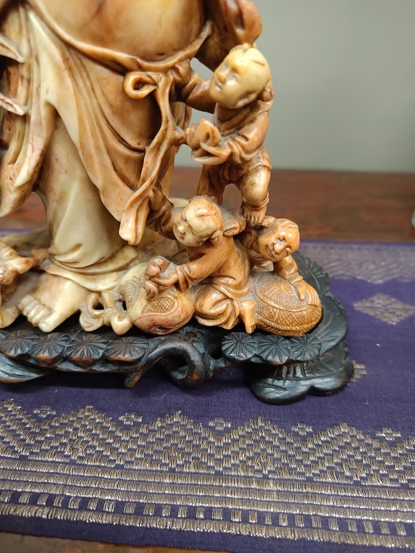 PI-03b Scultura in pietra saponaria Buddha Budai con bambini, primi'900 - immagine 3