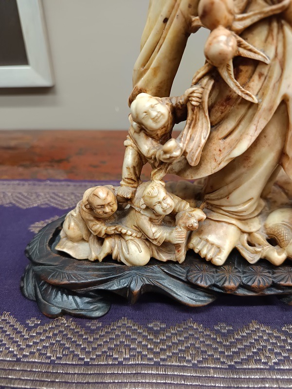 PI-03c Scultura in pietra saponaria Buddha Budai con bambini, primi'900 - immagine 4