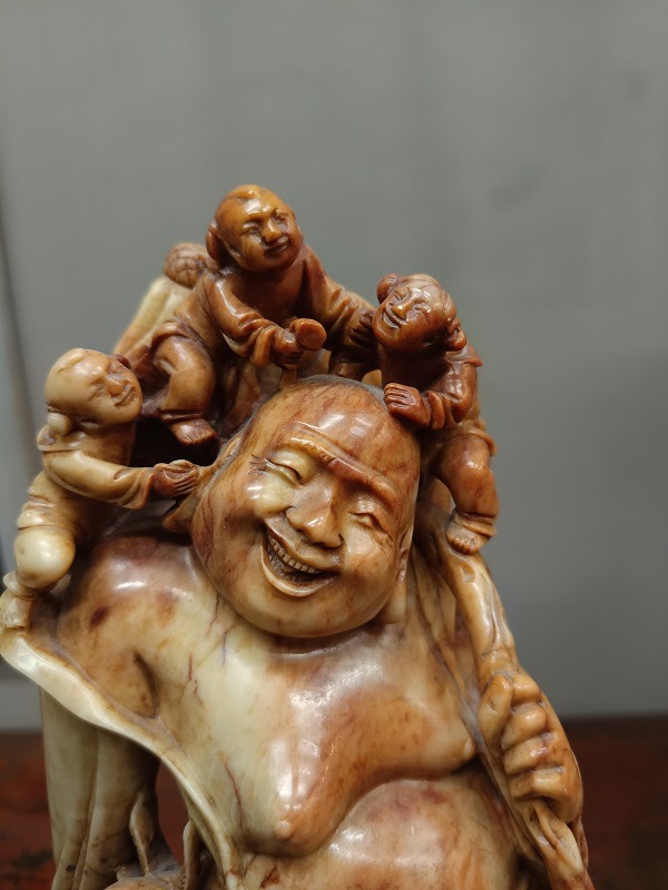 PI-03d Scultura in pietra saponaria Buddha Budai con bambini, primi'900 - immagine 5