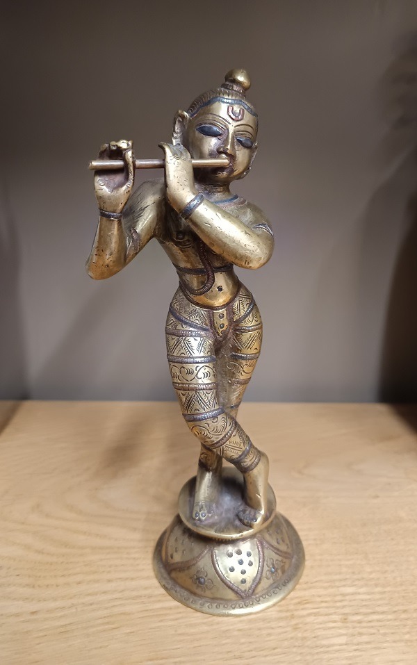 BR-07 Scultura in bronzo cesellato raffigurante Krishna nell’atto di suonare il flauto, India, XIX secolo - immagine 1