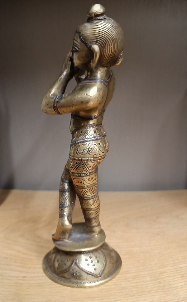 BR-07a Scultura in bronzo cesellato raffigurante Krishna nell’atto di suonare il flauto, India, XIX secolo - immagine 2