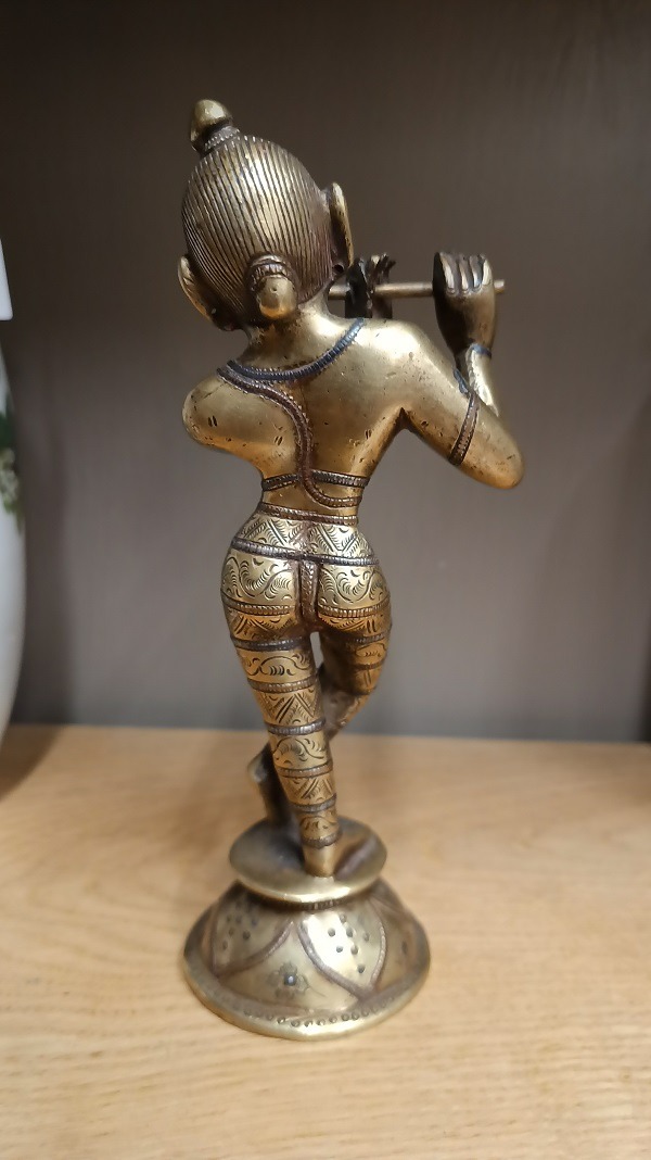 BR-07b Scultura in bronzo cesellato raffigurante Krishna nell’atto di suonare il flauto, India, XIX secolo - immagine 3