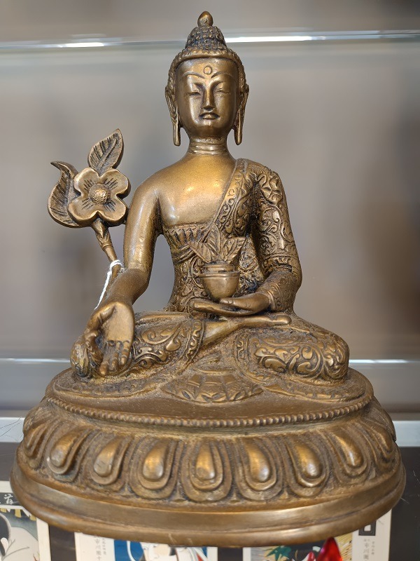 BR-10 Buddha tibetano della Medicina in bronzo inciso – metà XX secolo - immagine 1